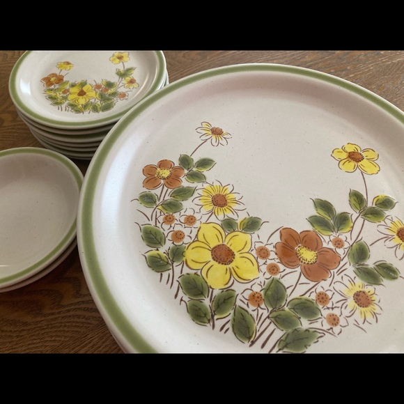 Mid Century Spring Collection Stoneware Spring Garland Dishes - Picture 3 of 9
